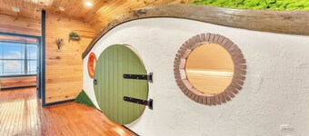 Rivers Ledge Cabin with breathtaking views, hot tub, & indoor pool!