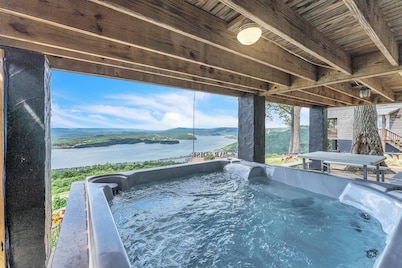 Rivers Ledge Cabin with breathtaking views, hot tub, & indoor pool!