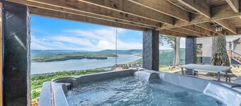 Rivers Ledge Cabin with breathtaking views, hot tub, & indoor pool!