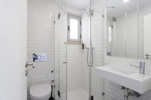 Shower, hair dryer, towels - Margarita's Day in Lisbon - by Misha's Place (2C) (Lisboa ciudad)