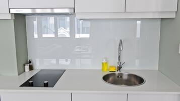 Een koelkast, een microgolfoven, een koffiezetapparaat/waterkoker