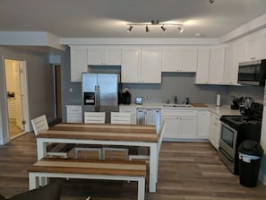 Fridge, microwave, oven, stovetop - DOWNTOWN NEWPORT HOTSPOT! Private parking included - convenient. (Newport)