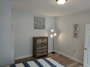 3 bedrooms, iron/ironing board, free WiFi, bed sheets - DOWNTOWN NEWPORT HOTSPOT! Private Parking included-convenient. Over 100+review's (Newport)