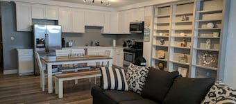 DOWNTOWN NEWPORT HOTSPOT! Private Parking included-convenient. Over 100+review's