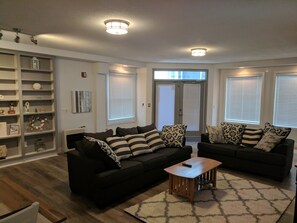 TV - DOWNTOWN NEWPORT HOTSPOT! Private Parking included-convenient. Over 100+review's (Newport)