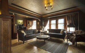 TV connectée, livres, chaîne hi-fi, espaces bureaux