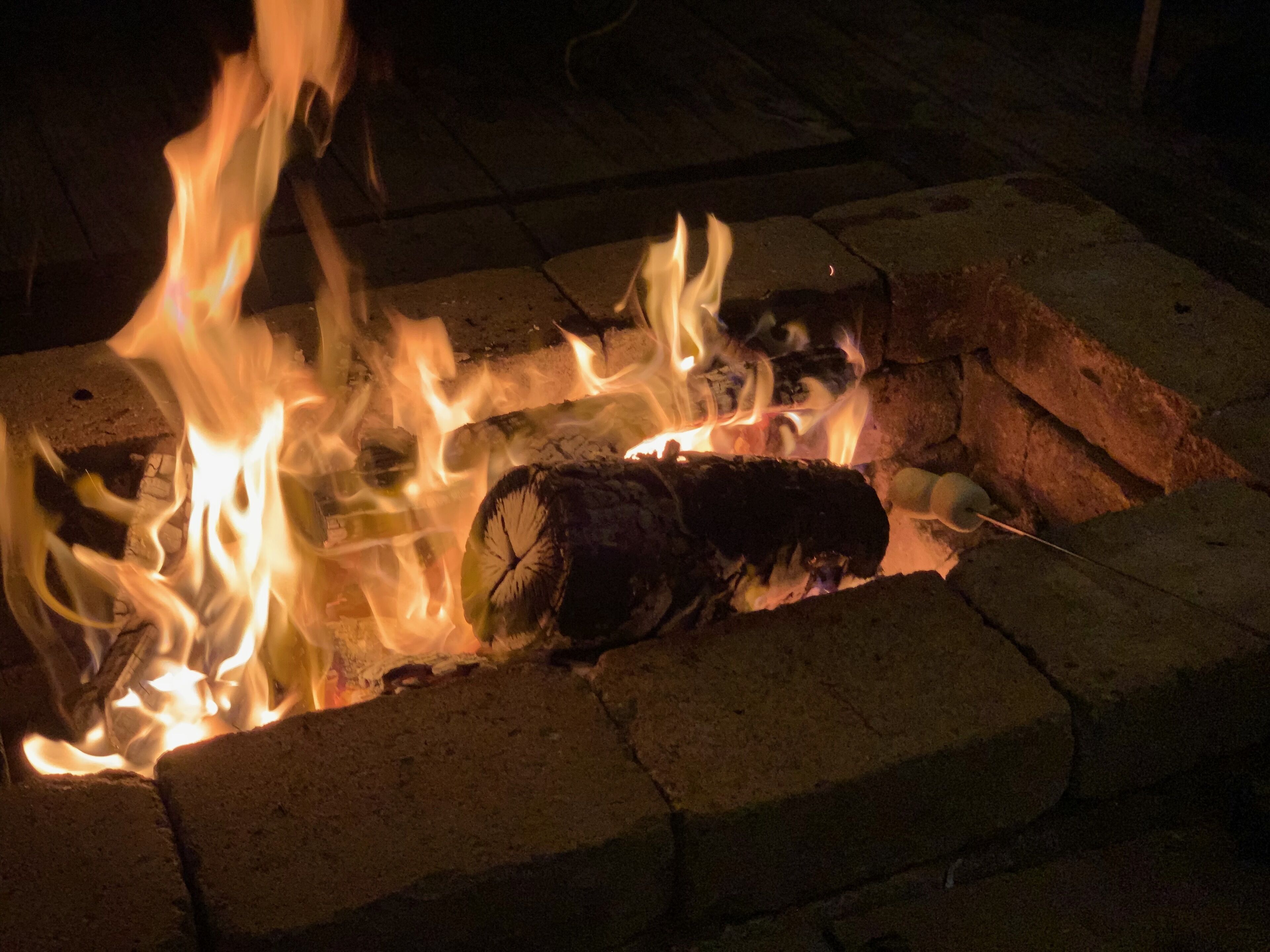 Un foyer avec des bûches et des flammes.