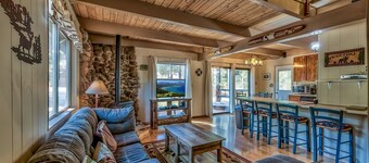 Mountain Chalet-come play in the mountains  Hot Tub, cozy and clean 1625A