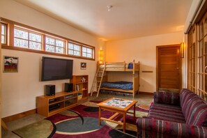 3 Schlafzimmer, Schreibtisch, Bügeleisen/Bügelbrett, Reisekinderbett
