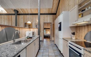 Fridge, stovetop, dishwasher, coffee/tea maker - 4 bedroom gorgeous home in Oksbøl (Oksbøl)