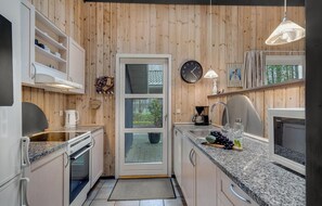 Réfrigérateur, micro-ondes, plaque de cuisson, lave-vaisselle