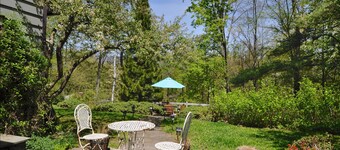 COUNTRY HOME Fenced Backyard, 1 mi. to Town, Kids & Dogs OK!