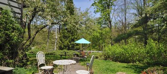 COUNTRY HOME Fenced Backyard, 1 mi. to Town, Kids & Dogs OK!