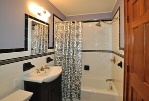 Combined shower/bathtub, hair dryer, towels, soap - COUNTRY HOME Fenced Backyard, 1 mi. to Town, Kids & Dogs OK! (Woodstock)
