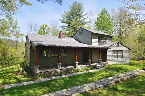COUNTRY HOME Fenced Backyard, 1 mi. to Town, Kids & Dogs OK!