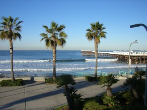 På stranden, solsenger og strandhåndklær