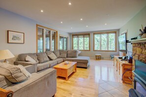 Smart-tv, eldstad, böcker och ett filmbibliotek