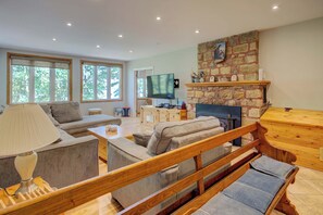 Smart TV, fireplace, books, video library - Exclusive Lakefront Cottage on Big Rideau Lake – Private Dock, Sauna, & Sunset (Portland)