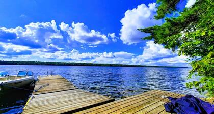 Sunset Waters Cottage at the Heart of Big Rideau Lake