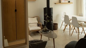 A modern living room with a wood-burning stove, white furniture, and a painting on the wall. - MV 2 - L'Éveil de la Côte - House by the beach (Audresselles)