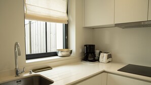 A kitchen with a sink, a coffee maker, and a toaster. - MV 2 - L'Éveil de la Côte - House by the beach (Audresselles)