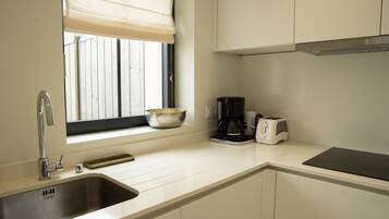 Jääkaappi, mikroaaltouuni, uuni, liesi