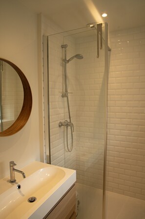 Badewanne, Haartrockner, Handtücher