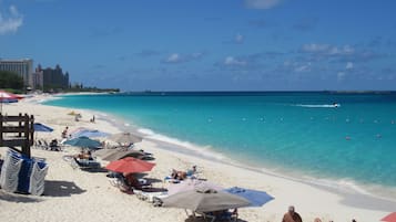 Nära stranden, solstolar och strandhanddukar