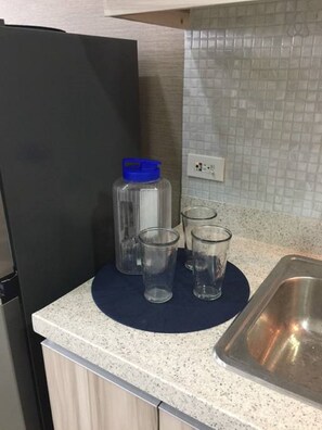 Kühlschrank, Mikrowelle, Herdplatte, Kochgeschirr/Geschirr/Besteck