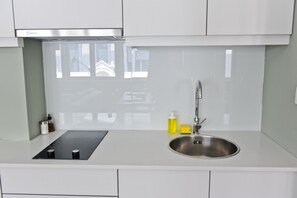 Réfrigérateur, micro-ondes, cafetière/bouilloire, bouilloire électrique