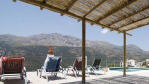 A terrace with lounge chairs, a pool, and a mountain view. - CASA-MOLINO: Emerald pool. Ideal for families. Beautiful terrace. Views. (Jimera de Líbar)