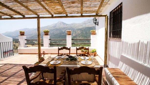 A terrace with a table set for four, overlooking a mountainous landscape. - CASA-MOLINO: Emerald pool. Ideal for families. Beautiful terrace. Views. (Jimera de Líbar)