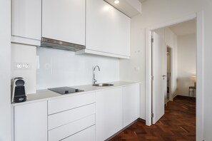 Fridge, microwave, coffee/tea maker, electric kettle - Apperol Lisbon Escape - by Misha's Place (2A) (Lisboa ciudad)