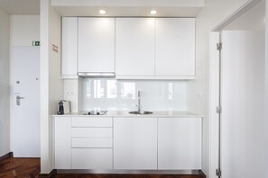 Kühlschrank, Mikrowelle, Wasserkocher mit Kaffee-/Teezubehör