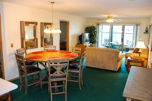 Interior - Emerald Bay Condo On-Site Marina Boating, Golf, WiFi, 2 pools, 4 Flatscreen TVs (Hollister)
