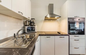 Kjøleskap, kokeplater, oppvaskmaskin og kaffetrakter/tekoker