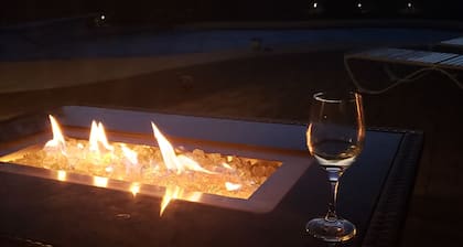Nuevo 4 Br + loft 2000 SQ Casa amigable para perros con piscina climatizada ***** **********