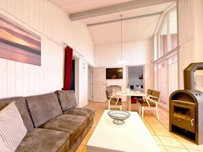 Una televisión, una chimenea