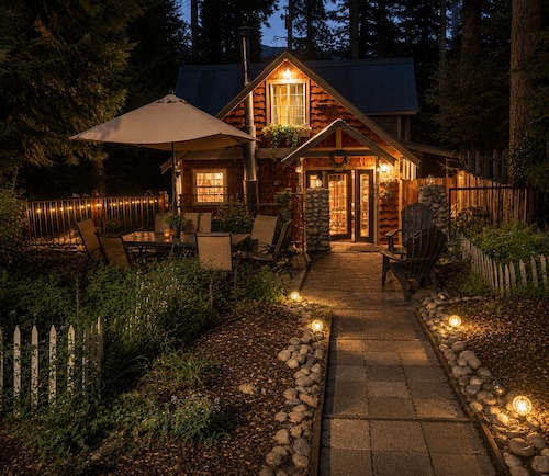 Cozy Yosemite Retreat • Private Hot Tub • BBQ • 2 Mi from Yosemite