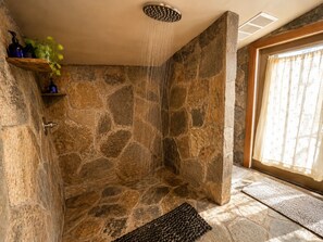 Bañera con ducha, secador de pelo, toallas, jabón