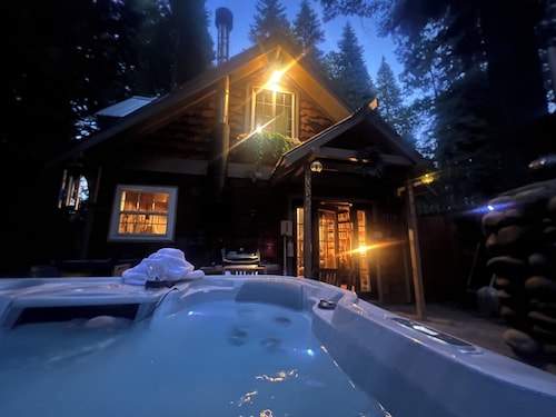 Private Hot Tub • Cozy Yosemite Retreat • Perfect for Two • Garden Patio