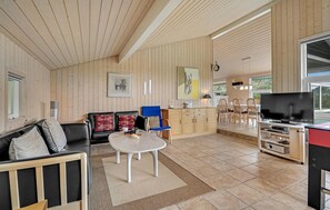 Smart TV, fireplace, DVD player, table football - Awesome home in Hovborg with sauna (Hovborg)