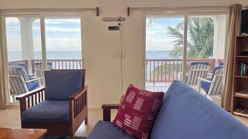 Télévision, lecteur de DVD, espaces bureaux