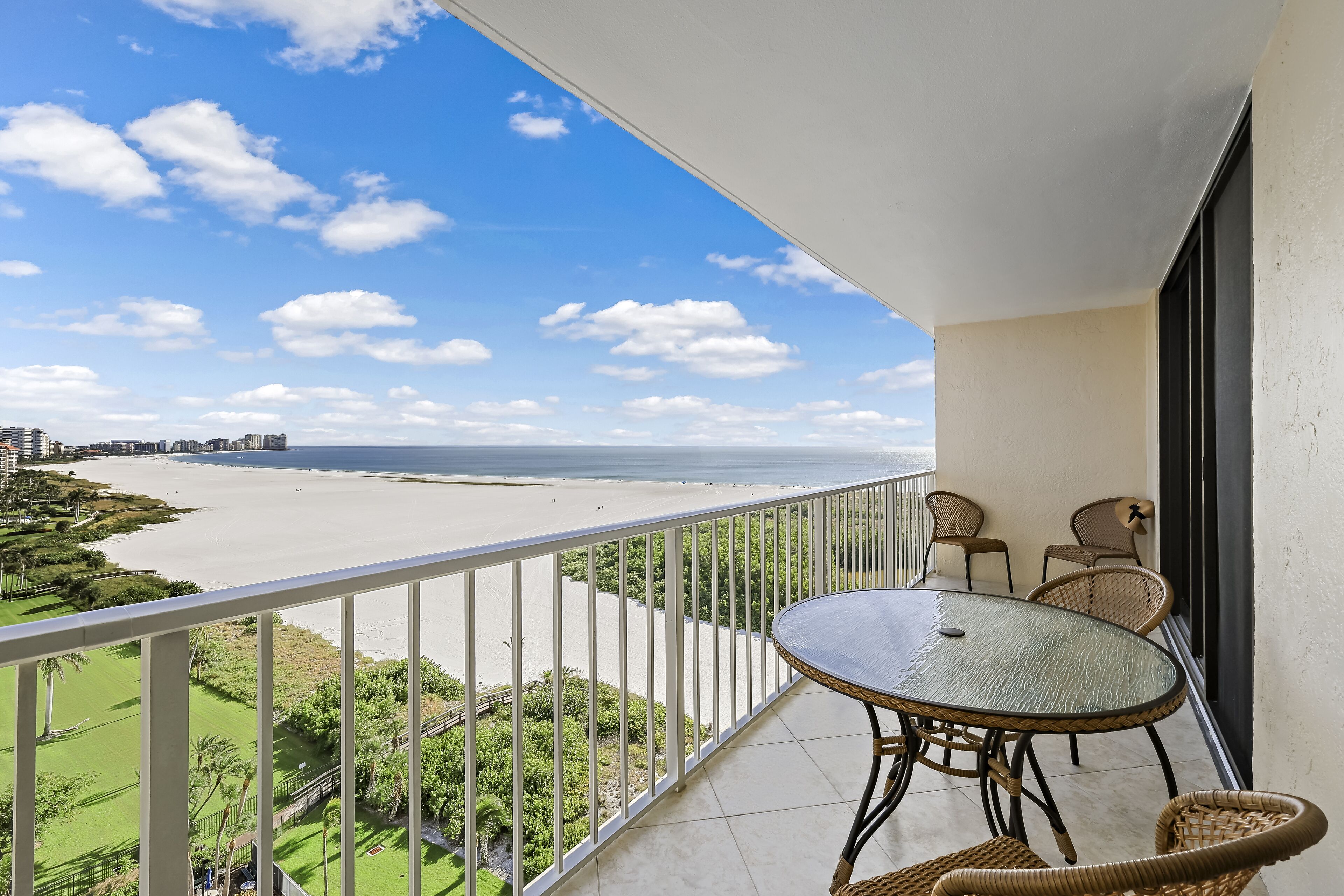 Sun-bright beachfront condo w/ pool/tennis courts
