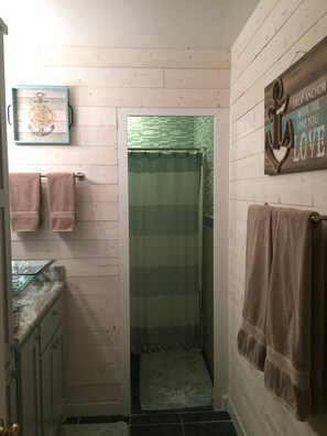 Combined shower/bathtub, hair dryer, towels, soap - BEAUTIFUL CONDO ON THE LAKE, WHAT MORE DO YOU NEED! (Hot Springs)
