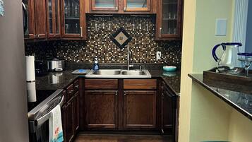 Coffee/tea maker, fridge, microwave, oven