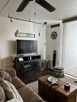 Fernseher, Kamin, Tischtennisplatte