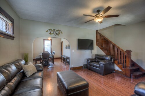 3507 Fabulous Midtown Townhome! Walk to TWO entertainment districts!