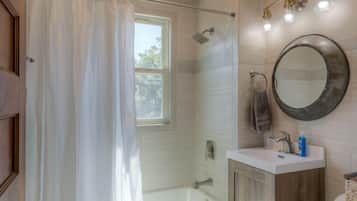 Ensemble douche/baignoire, sĂšche-cheveux, serviettes fournies, savon