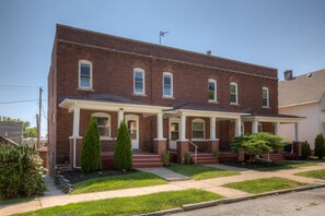 Exterior - 3507 Fabulous Midtown Townhome! Walk to TWO entertainment districts! (Omaha)